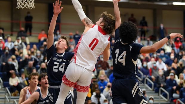 Bennett O'Connor takes it to the rim for Mount Si in Class 4A regional-round game against Gonzaga Prep