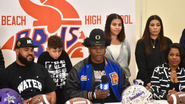 Rainier Beach football 5-star offensive tackle Joshua Conerly Jr. announces in his home gymnasium he will sign with Oregon over USC.