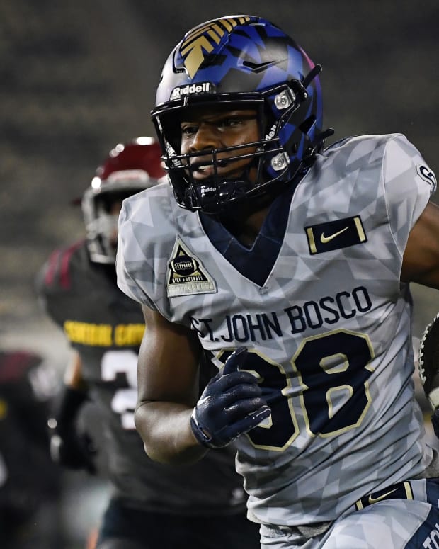 St. John Bosco (CA) dominated Central Catholic (OR) behind a 49-0 score on September 9, 2022.