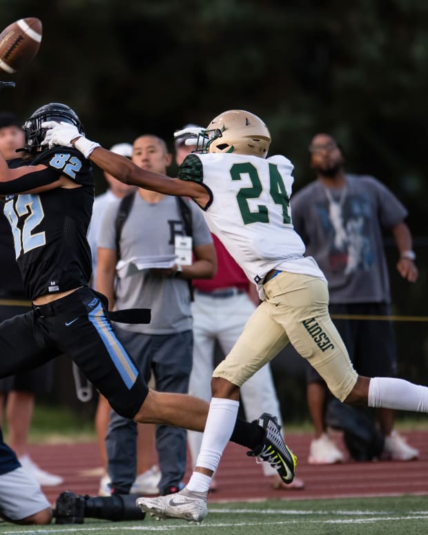 The Jesuit Crusaders defeated the Lakeridge Pacers 35-6 on September 9, 2022 at Lakeridge High School in North Carolina.